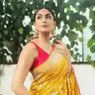 Mrunal Thakur v4