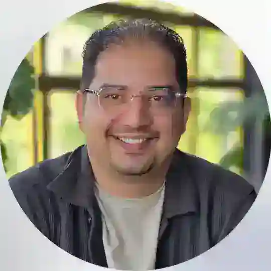 سرمایه گذاری و درآمد دلاری با مصطفی روشنی Telegram Channel Avatar