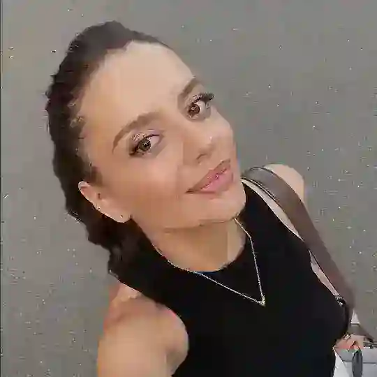 Девушка в зеленом шарфе Telegram Channel Avatar