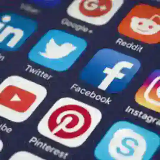 Paid worker ️️ Social media services