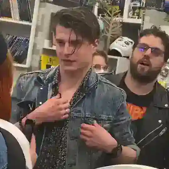 Чат наводит суету 😎