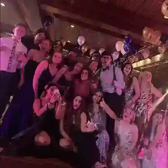 BEST FRIENDS CHATTING 🚩