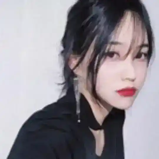 没穿裤子的女生
